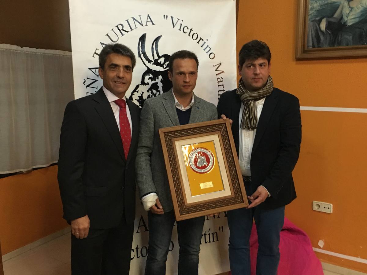 Antonio Ferrera junto al ganadero Victorino Martín y el presidente de la peña taurina, antonio Morato
