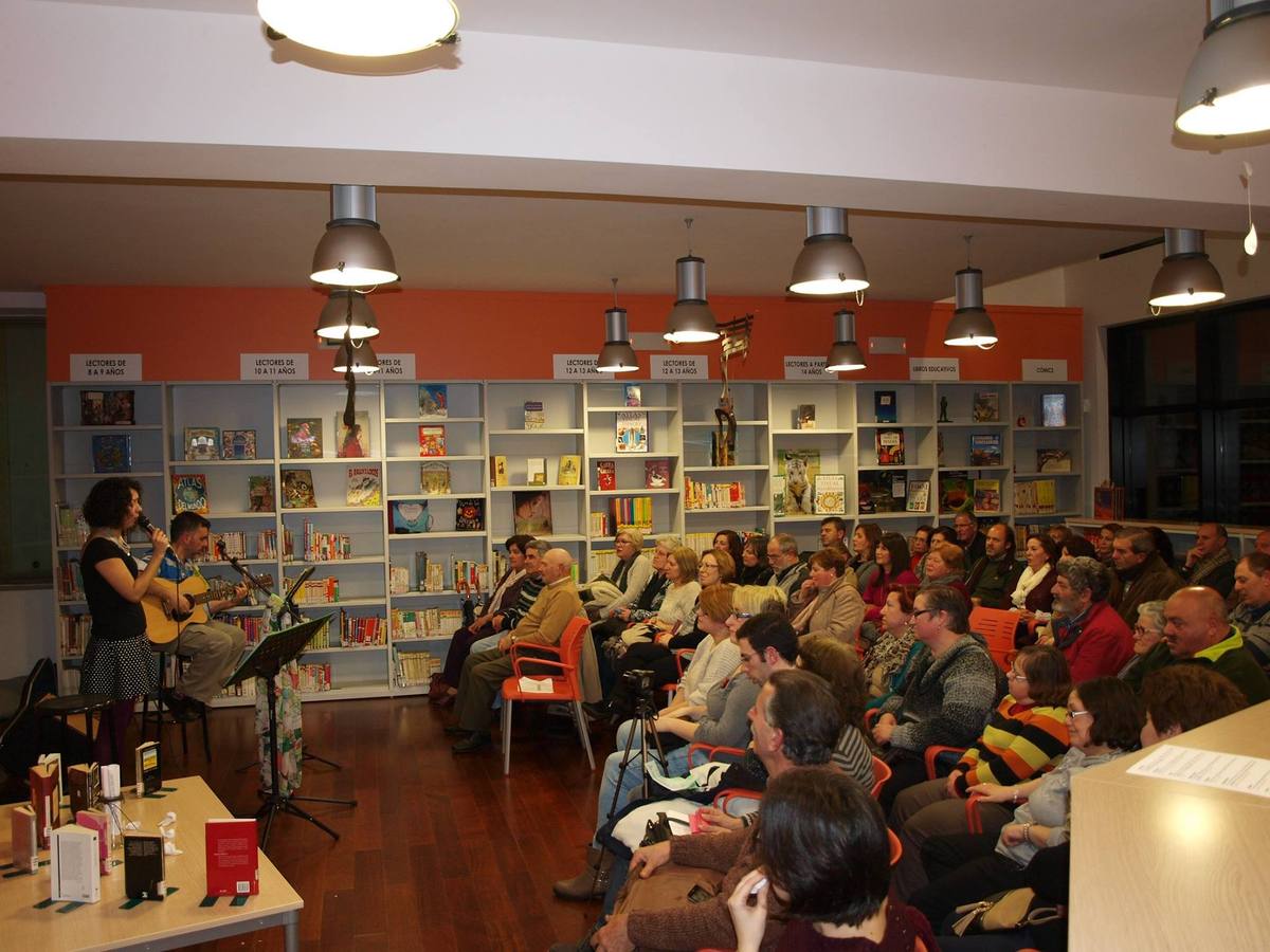 Un momento del concierto en la bibliotecaCedida