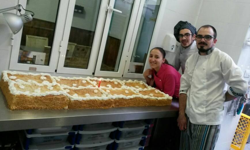 Tacita&Dulce cumple el primer aniversario con un 'pastelón' gigante