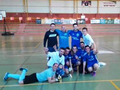 El equipo de Peluquería  Nuevo Estilo festeja el título de Copa Excmo. Ayuntamiento conseguido el pasado sábado en el Antonio Maríinez.