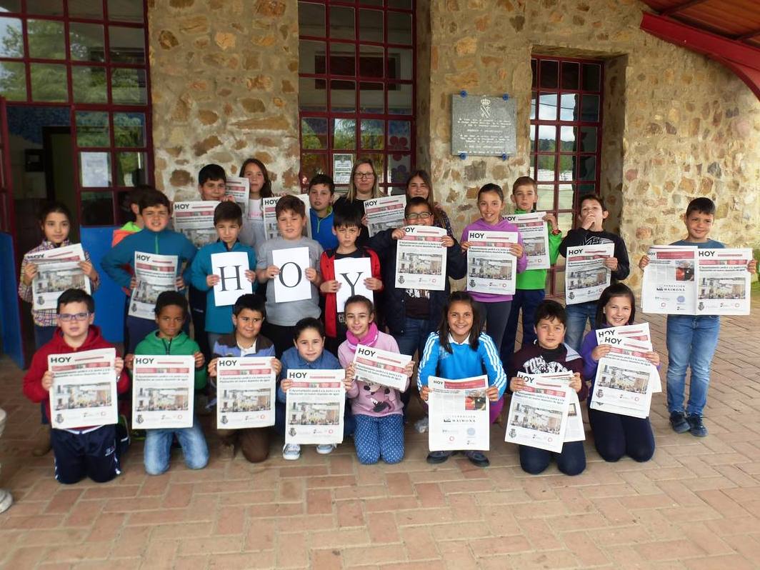 HOYLOSSANTOS enseña a los pequeños de Calzadilla de Los Barros a hacer un periódico