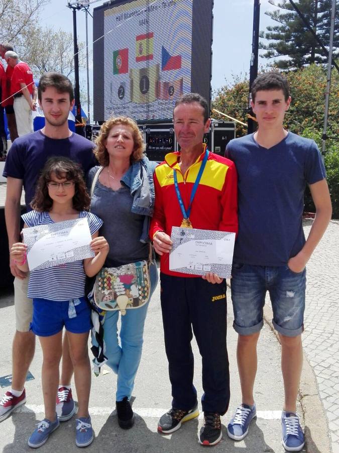 Tras bajar del podium con la medalla de Oro junto a toda la familia García