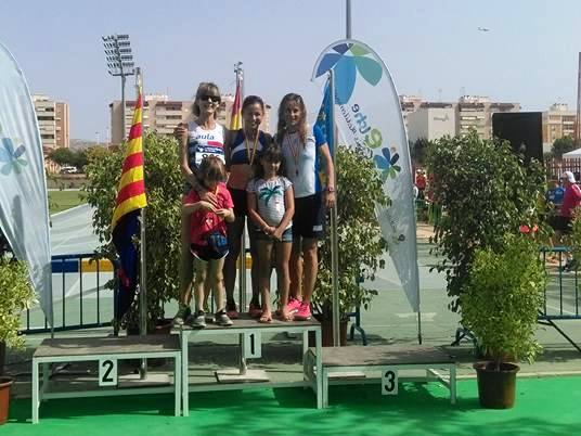 El pequeño de los Domi, con la medalla de plata de su mamá. Laura plata en los 2000 obstáculos