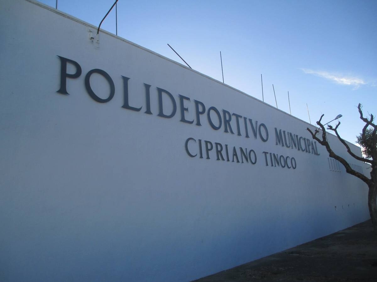 Se restituye a su lugar el nombre del 'Polideportivo Municipal Cipriano Tinoco'