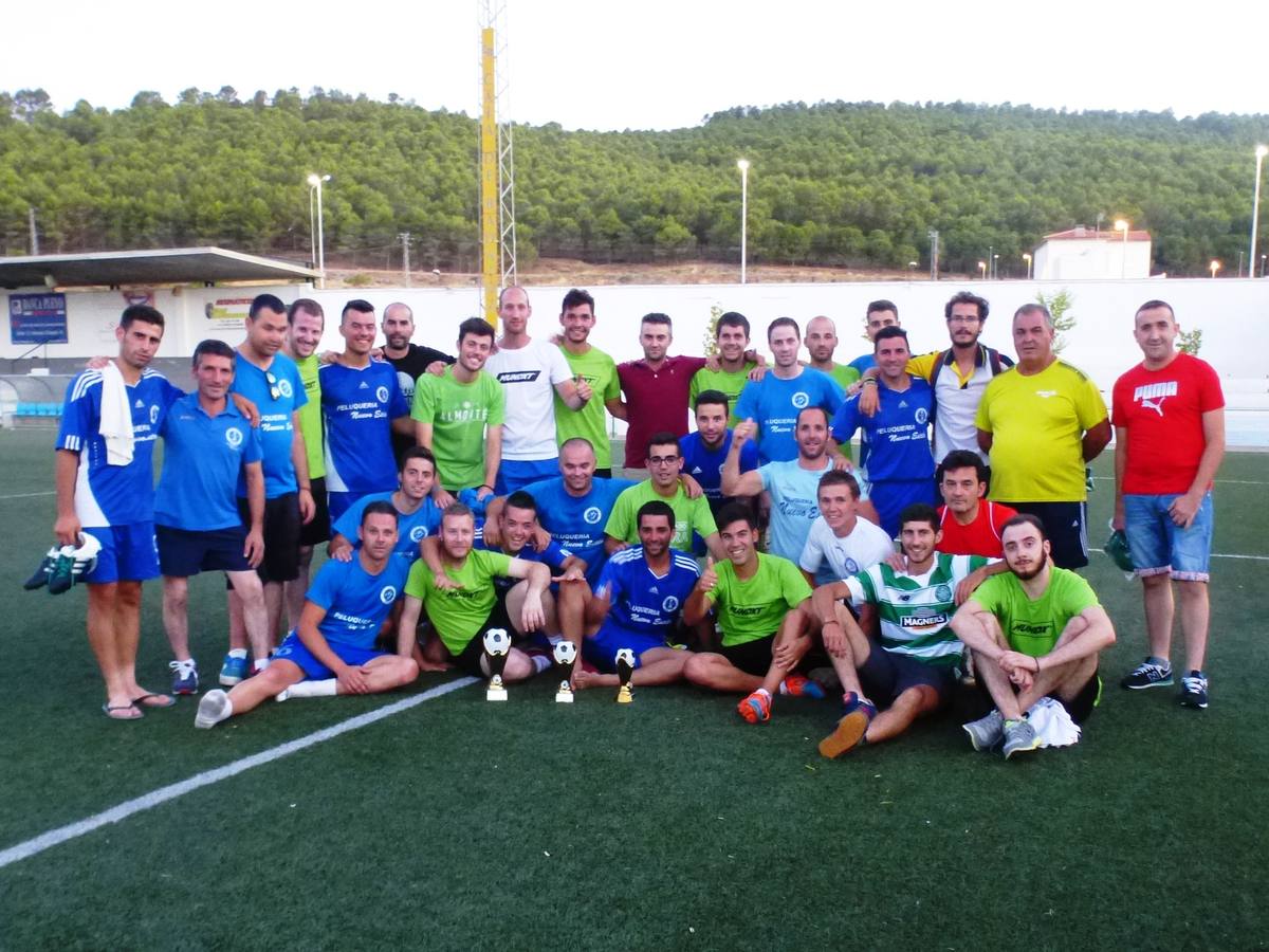 Foto de familia tras acabar la final y ya con los trofeos
