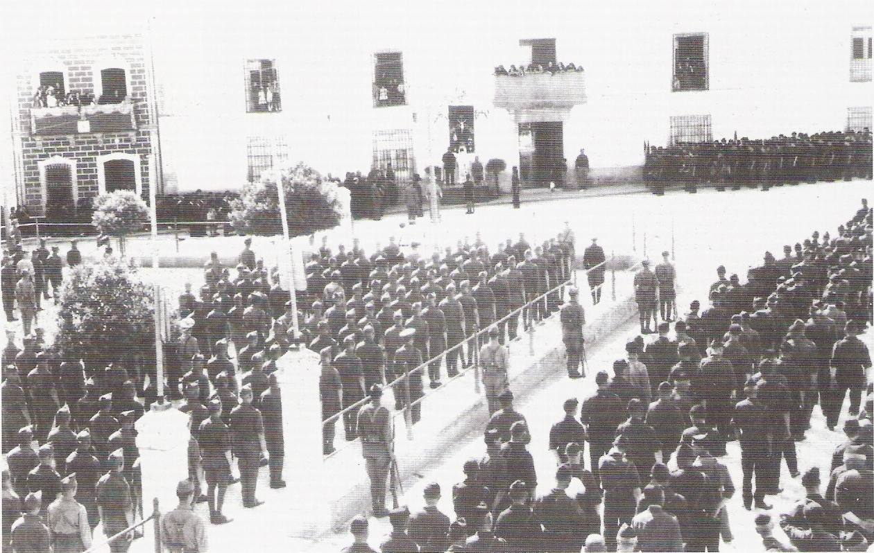 Tropas de Franco en la plaza en una misa de accion de campaña 