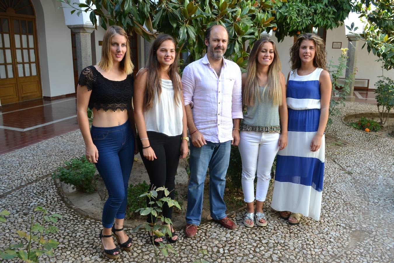El concejal Marín con 4 de las siete damas 