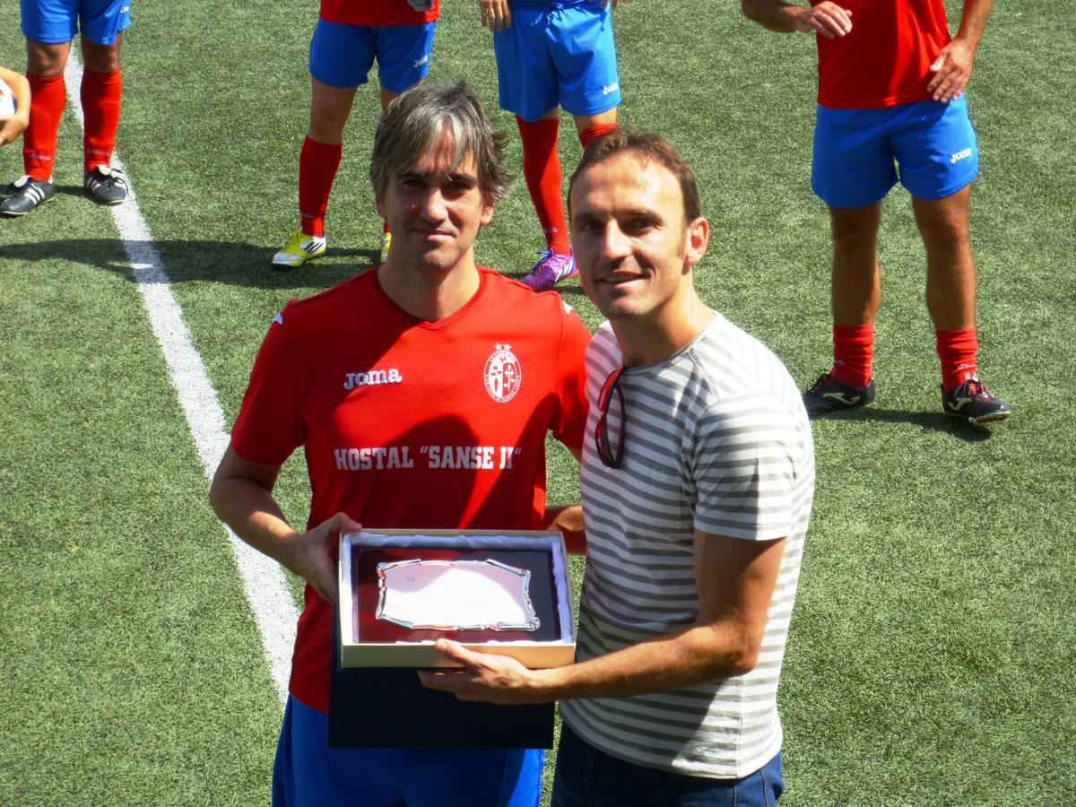 Sabino entrega el trofeo de campeón a Pedro Megias capitán santeño, 