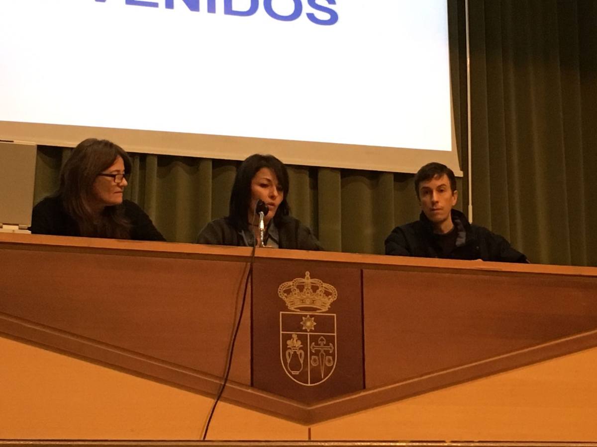 La concejala de Bienestar Social junto a los ponentes de la charla