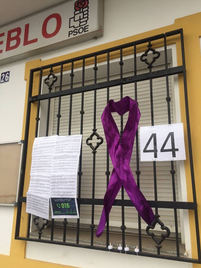 Un gran lazo morado luce en la fachada de la Casa del Pueblo  junto con el número de víctimas mortales por este tipo de violencia en lo que va de año