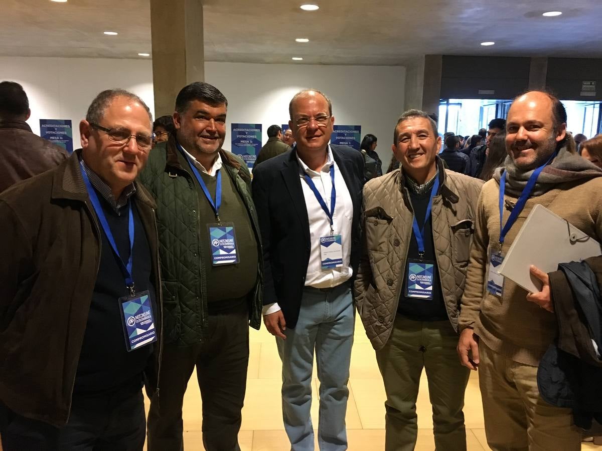 Monago con la representación del PP santeño en el Congreso 