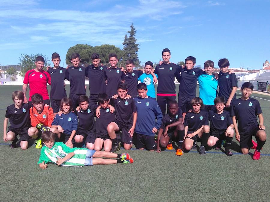 Jugadores y técnicos de infantil c del Abadiño KE en el entrenamiento de hoy en el Cipriano Tinoco.Foto Loren