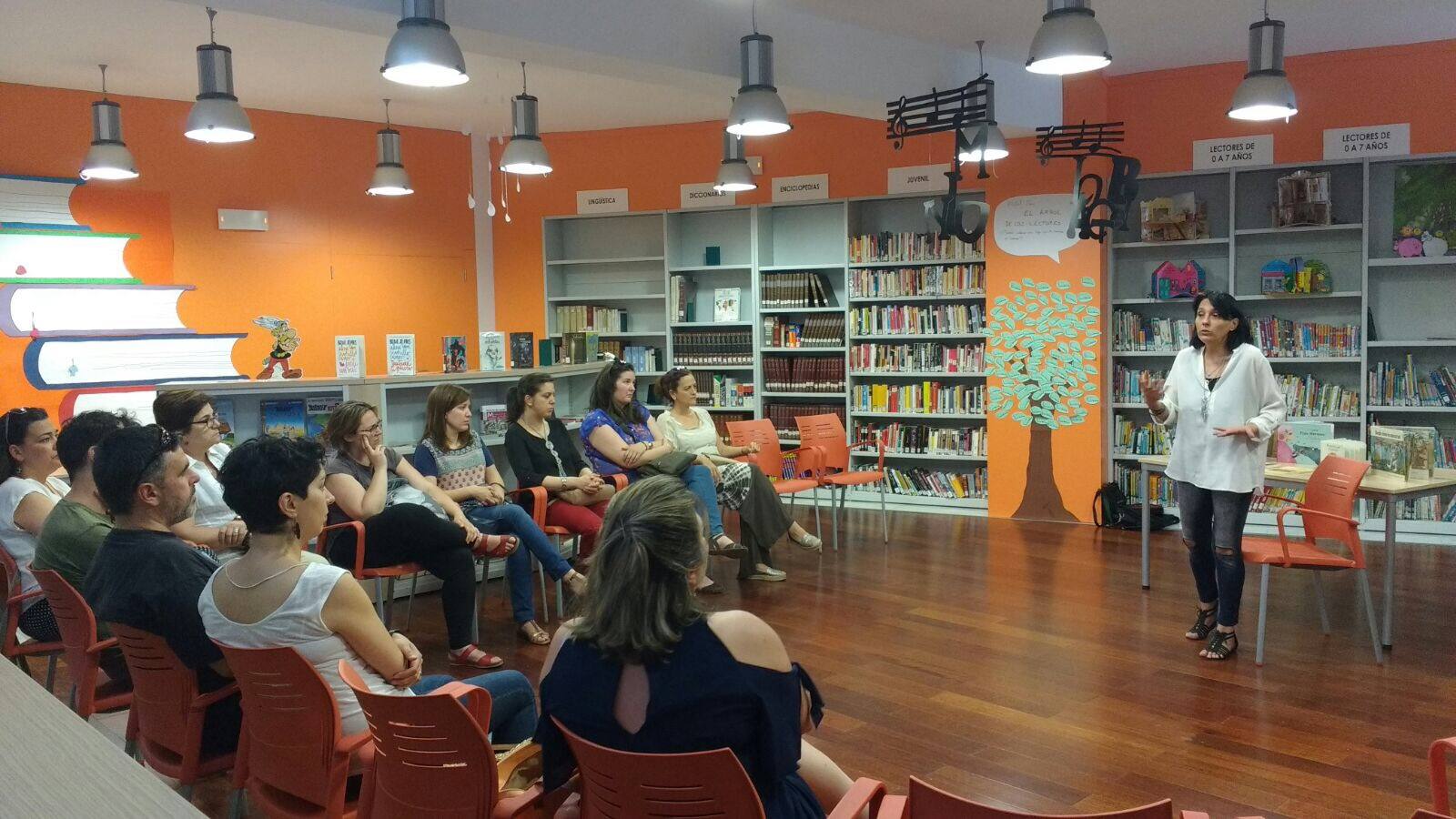 La autora y los participantes durante un momento del taller