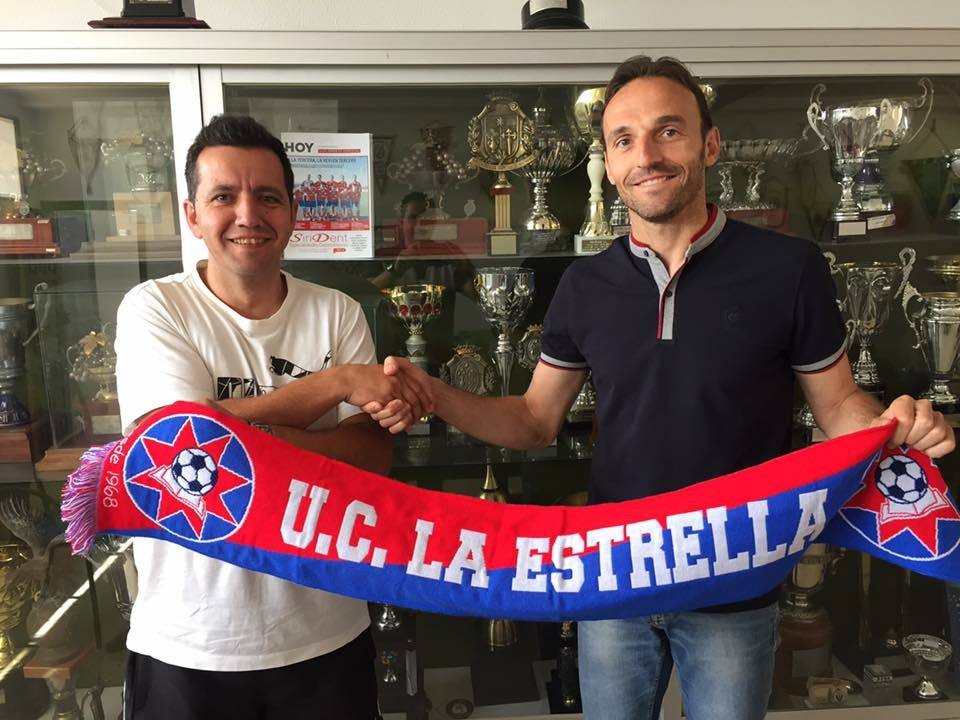 Sabino junto al presidente de la UC La Estrella, Fran Alburquerque en una foto publicada por el propio club en sus redes sociales
