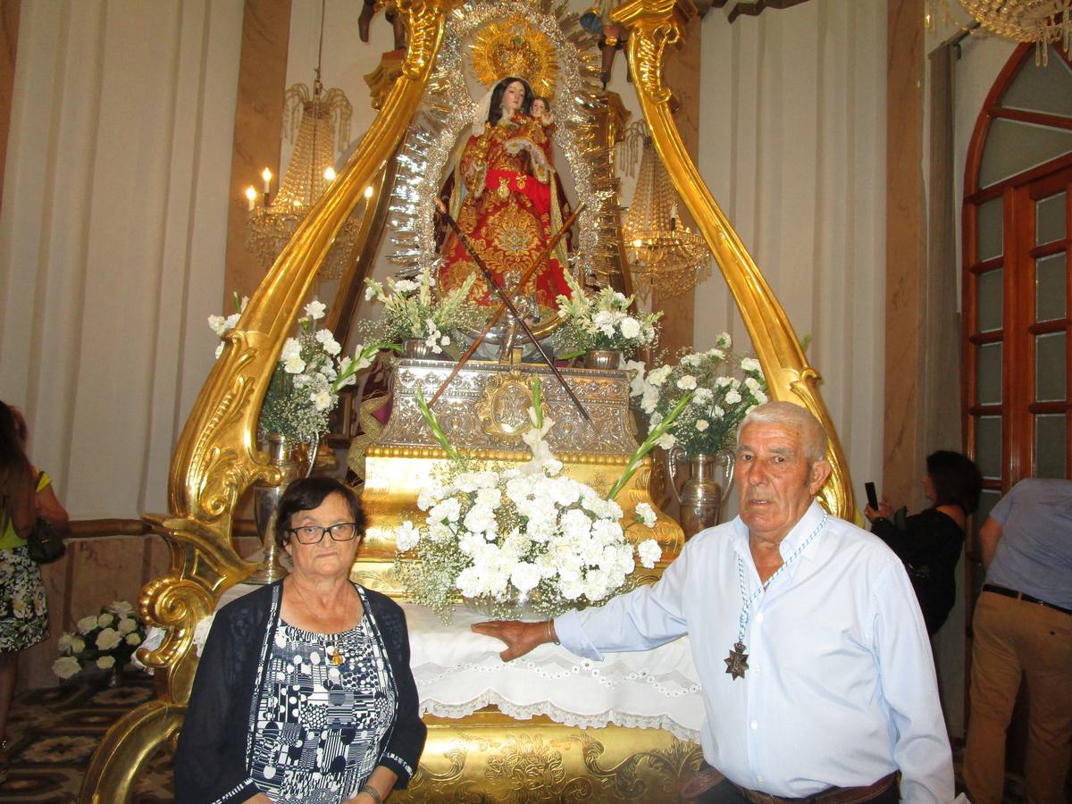 Juan Carlos Barragan y su esposa junto a la Virgen 