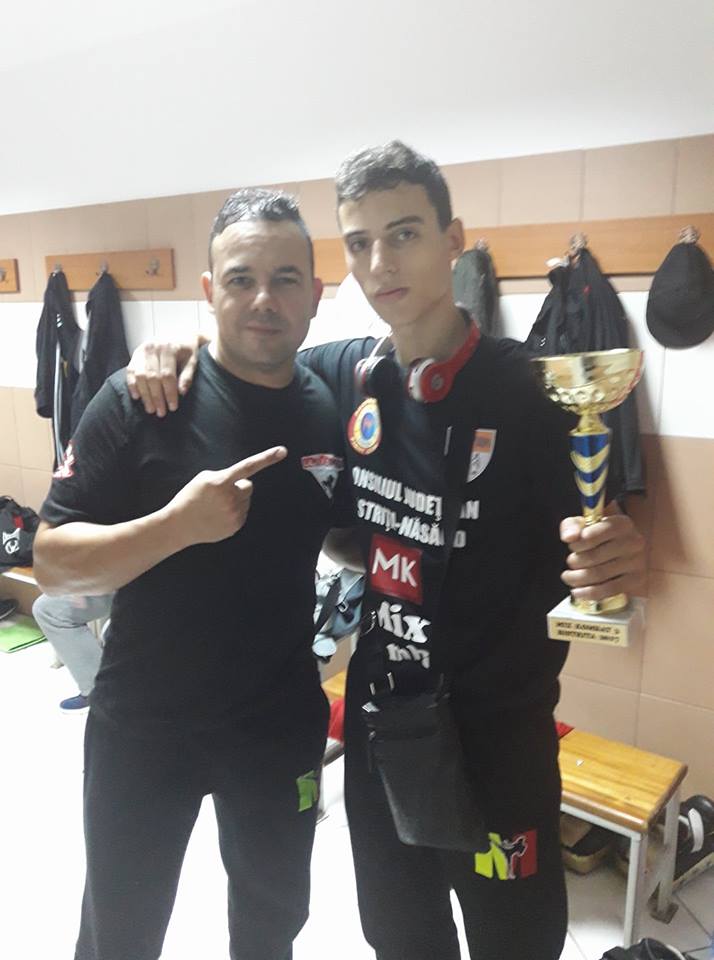 Samir con el trofeo de campeón y Fernando Jimenez 