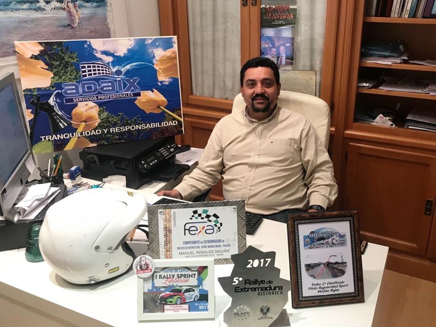 El piloto Manuel Rosales posa con los trofeos obtenidos en la presente temporada que le han hecho de nuevo campeón de la categoría