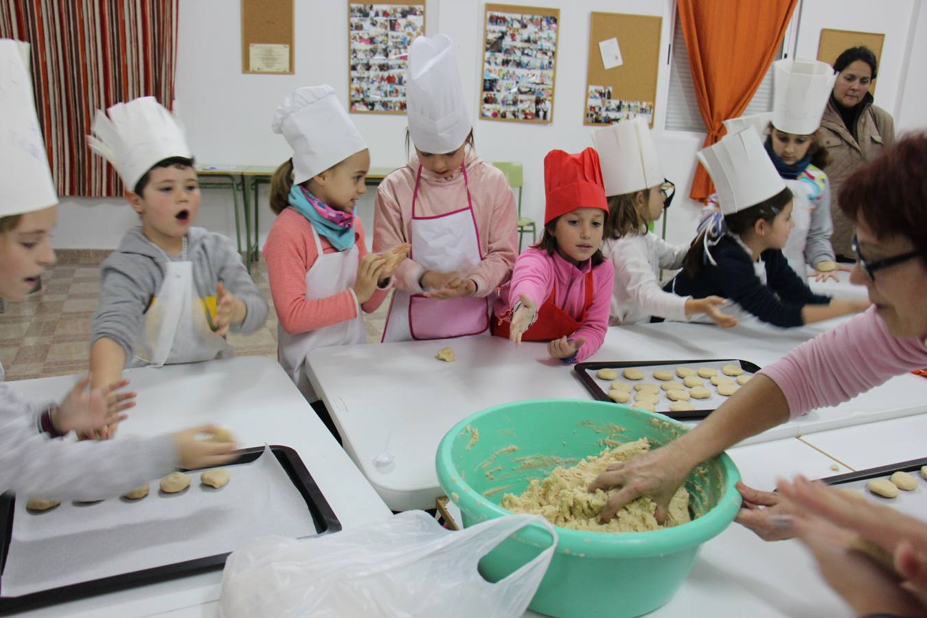 Los más pequeños aprenden a hacer dulces tradicionales todos los viernes 