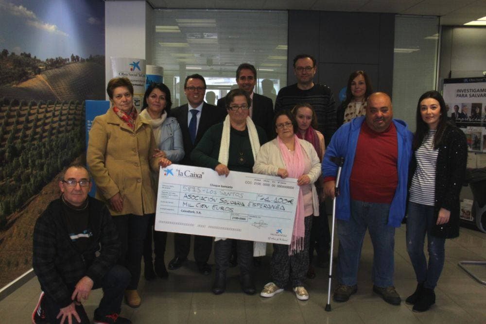 El grupo recogió el cheque con la donación en la sucursal de la entidad de Los Santos 