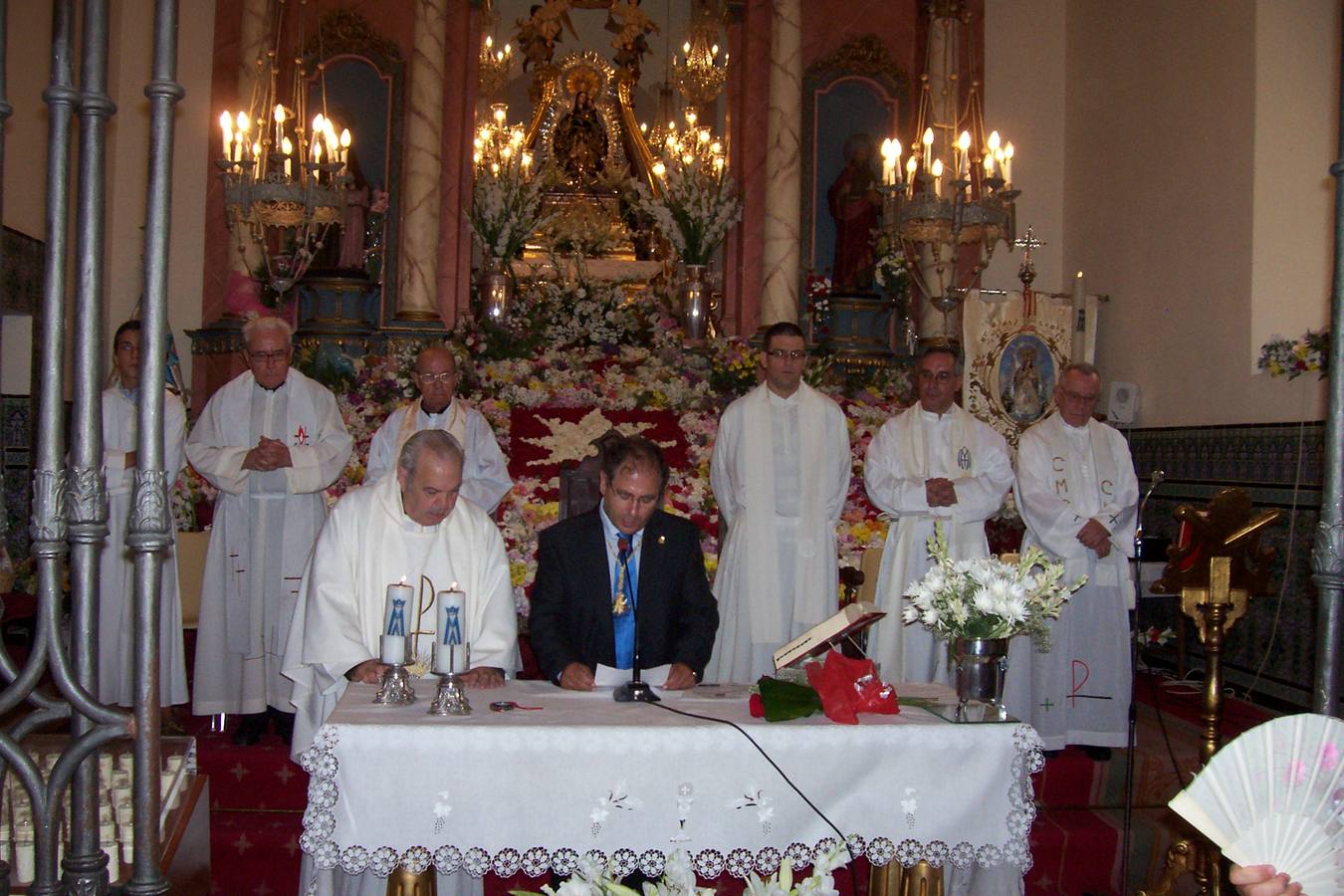 En esta foto de archivo se puede ver a los dos sacerdotes en el altar mayor del santuario 