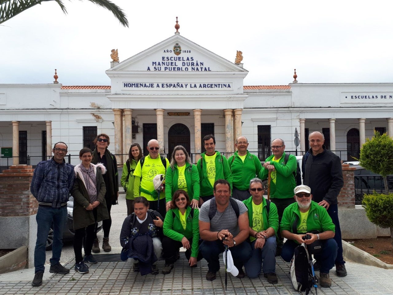 El grupo santeño delante del colegio de la localidad. Senderismo y cultura de la mano con La Verea