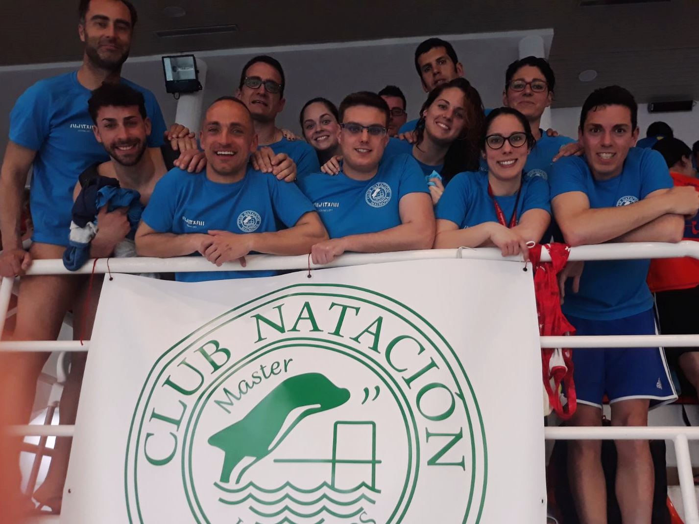 Las caras de felicidad de la expedición máster santeña dan a las claras lo que supone para ellos/as retomar el que ha sido su deporte desde pequeños y que ahora saborean mucho mejor
