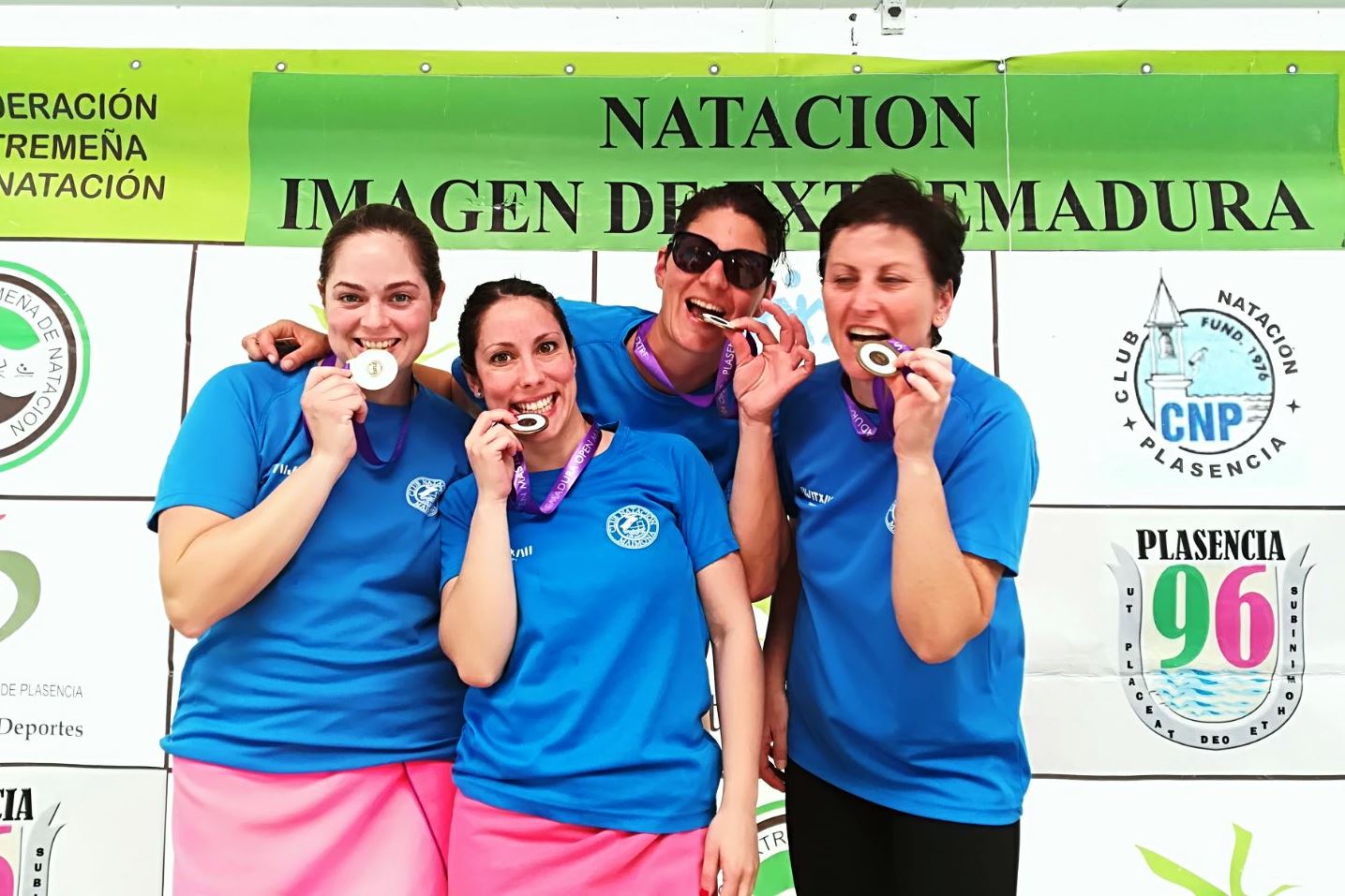 Nuestras chicas muy contentas con su ORO