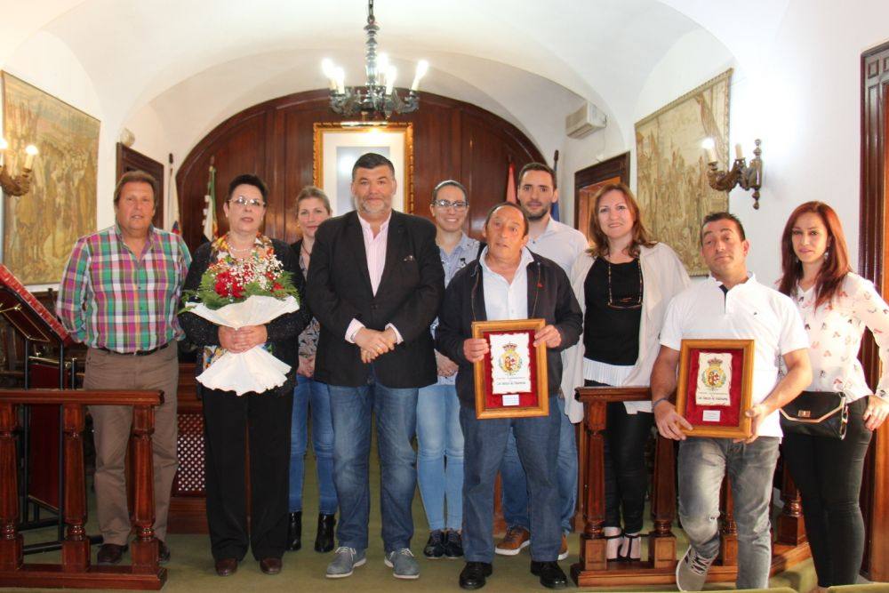 El alcalde junto a otros miembros de la corporación y los homenajeados 