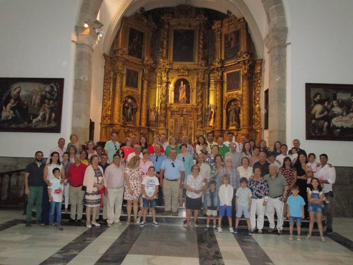Foto de familia en el altar mayor dfe la Parroquia de Los Santos  