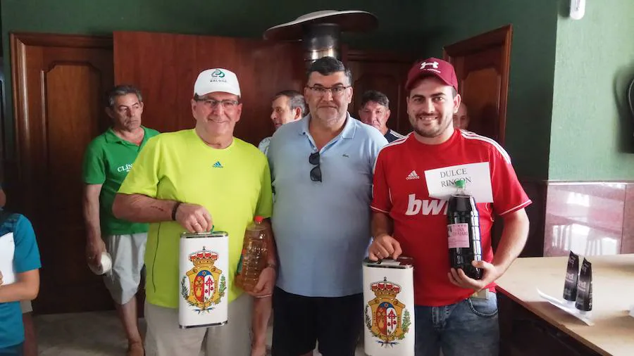 El alcalde Manuel Lavado hace entrega del primer premio a los campeones del torneo Daniel Medina, padre e hijo