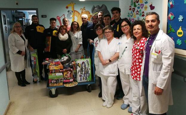 Personal del hospital y del C.P. Malpartida/Electrocash en la entrega de regalos 