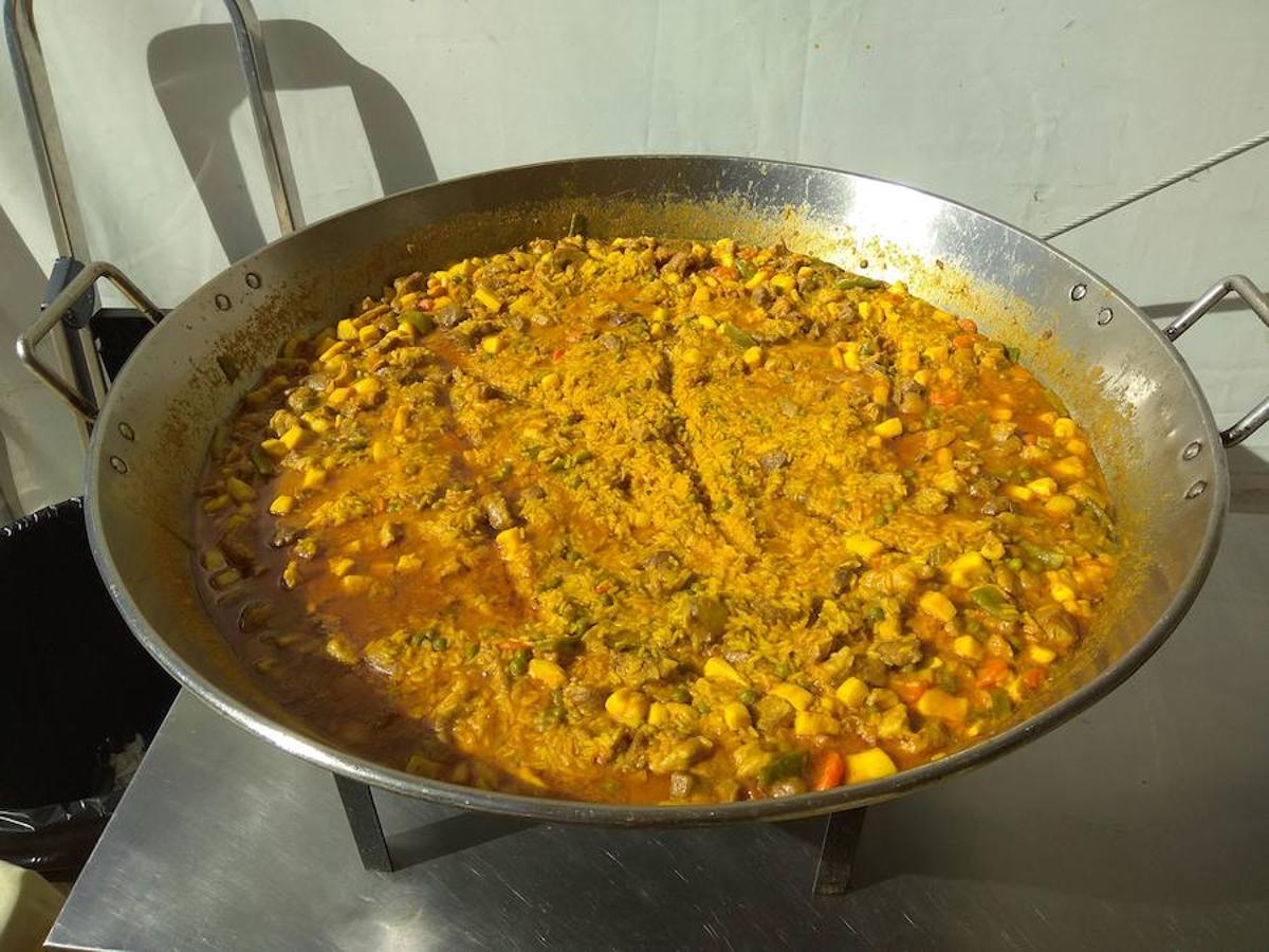 El sábado se cocinaron dos paellas gigantes para los asistentes 