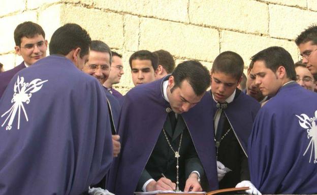 Guardadores en el atrio de la iglesia mientras los cabos apuntan. 2005. Foto y Archivo JAAG.