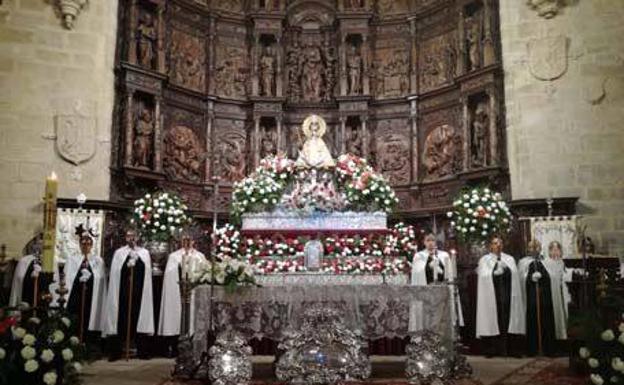 Los Guardadores del Señor dan escolta de Ntra. Sra. de la Montaña. 30 de abril 2017. Foto y Archivo JAAG.