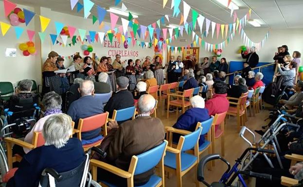 El Club La Paz Tercera Edad durante su actuación 