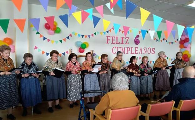 Imagen principal - Club La Paz Tercera Edad. En la última, las dos formaciones juntas. 