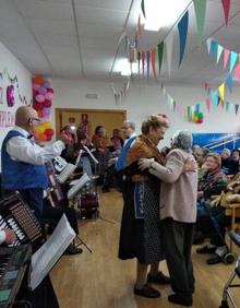 Imagen secundaria 2 - Club La Paz Tercera Edad. En la última, las dos formaciones juntas. 