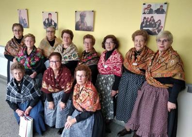 Imagen secundaria 1 - Club La Paz Tercera Edad. En la última, las dos formaciones juntas. 