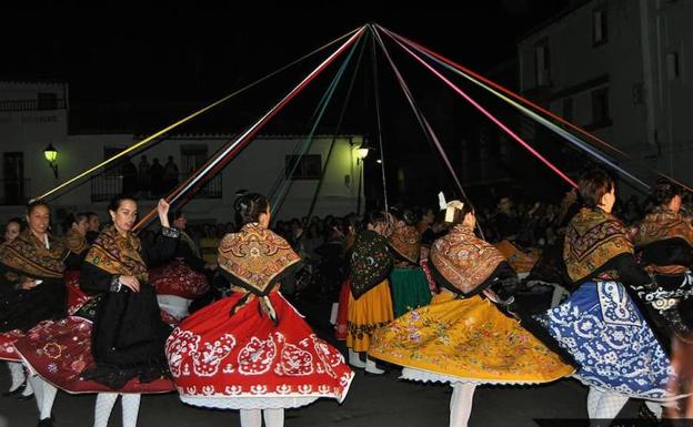 Jóvenes durante el Baile del Cordón. Imagen de archivo. 