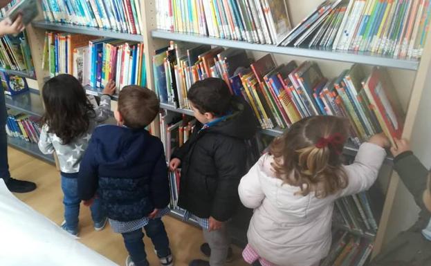 Los más pequeños visitan la biblioteca 