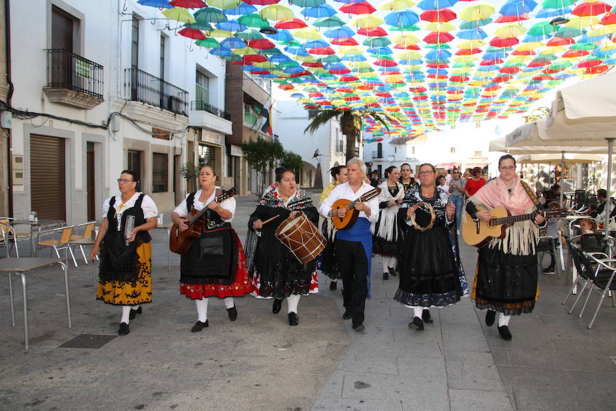 El grupo folclórico encabezando la comitiva 