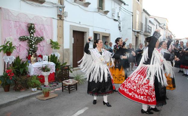 Actuación del grupo folclórico durante la visita de la Cruz de Mayo de la Calle Nueva 