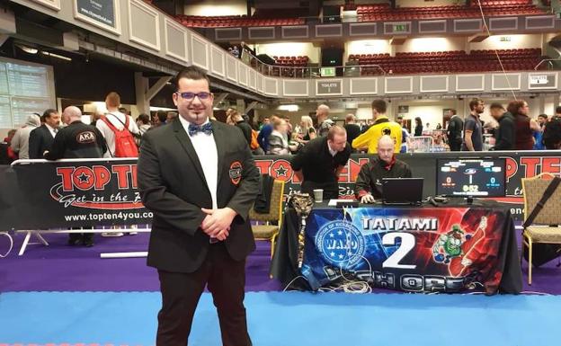 Diego Ignacio Rodríguez, luciendo la pajarita de Wako en el Open Internacional de Kickboxing Irish Open 2019, Dublín (Irlanda).