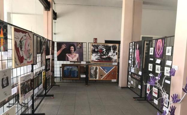 La exposición se encuentra en el vestíbulo de la Casa de Cultura 