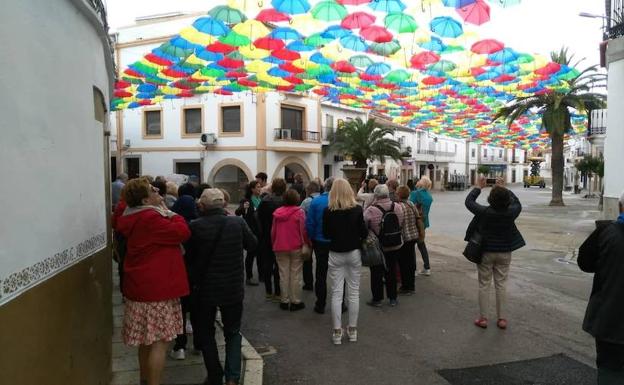 Un grupo de turistas se para bajo los paraguas el pasado 9 de mayo 