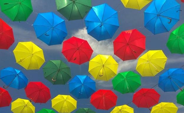 Paraguas de colores de Malpartida de Cácers 
