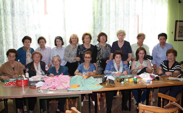 Desde hace 14 años se reúnen cada tarde de viernes para coser. 