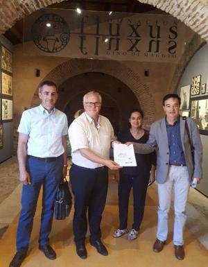APAMEX entrega al director del Museo Vostell Malpartida el estudio de accesibilidad elaborado por la OTAEX