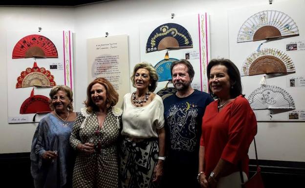 Imagen principal - Carmina Santos, arriba, segunda por la izquierda, autora de los abanicos. 