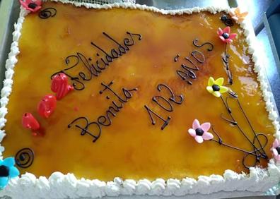 Imagen secundaria 1 - Tras la entrega de regalos sopló las velas y comieron tarta y una pequeña merienda. 